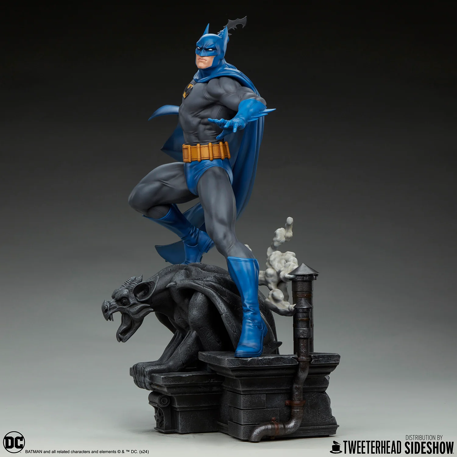 PRE-ORDER Batman™ (Retro Edition) Sixth Scale Maquette - Image 5